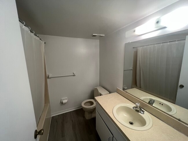 Building Photo - 1035 June Dr