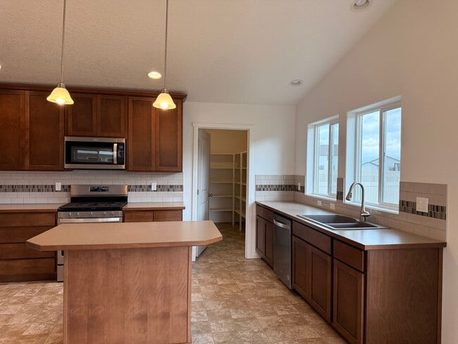 Building Photo - Beautiful Home in Montrose Community!