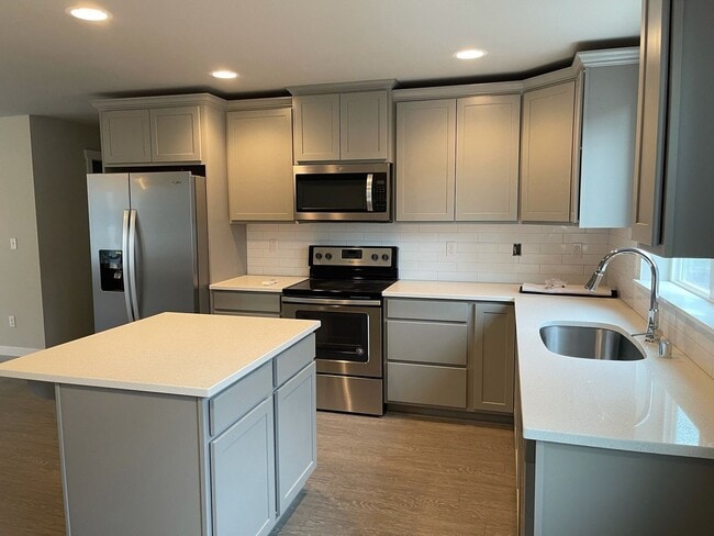 Building Photo - Beautiful 3 Bedroom Duplex with Garage!