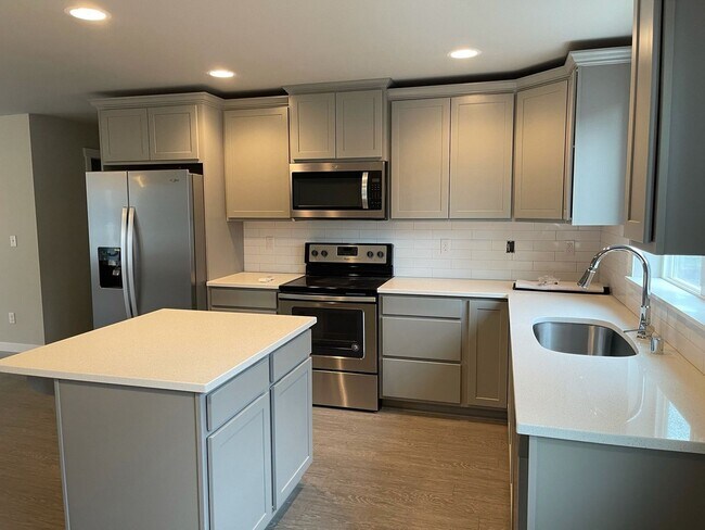 Foto del edificio - Beautiful 3 Bedroom Duplex with Garage!