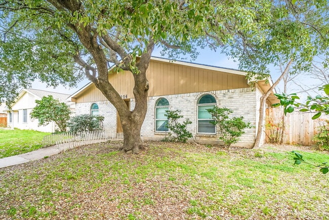 Building Photo - 3214 Greentree Dr