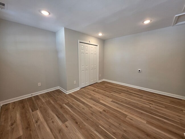 Building Photo - 516Vaughan Avenue