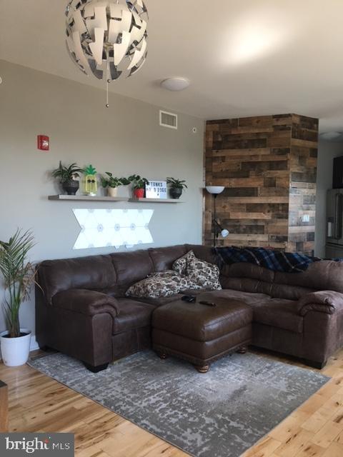 Foto principal - 148-50 W Girard Ave