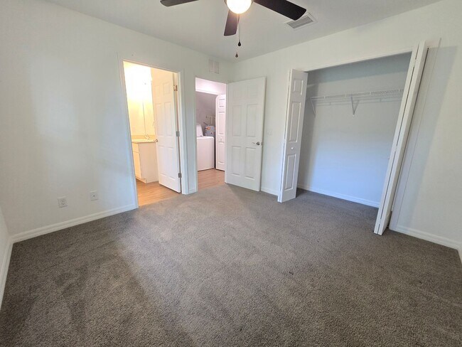 Foto del edificio - Beautiful 2 bed/ 2 bath Townhome w/ Balcony, Garage & Community Pool