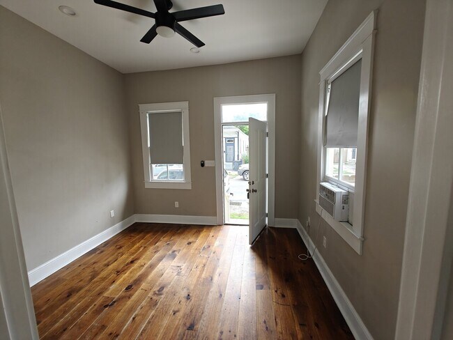 Building Photo - 915 Roch