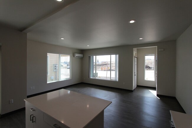 Building Photo - 913-915 Greenfield Dr