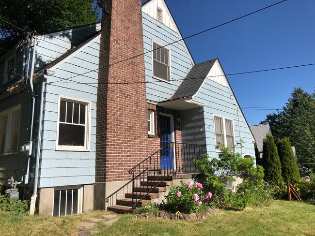 Front of House - 905 NE D St