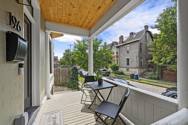 Foto del edificio - 196 W 6th Ave