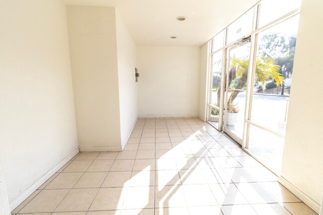 Bright and sunny entrance - 1108 Camino Real