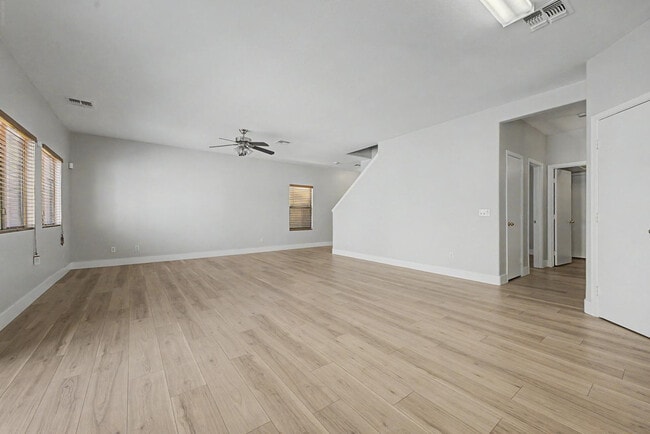 Building Photo - 7042 W Mercer Ln