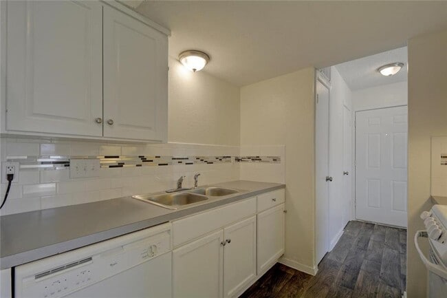 Building Photo - 1825 Wooten Park Dr