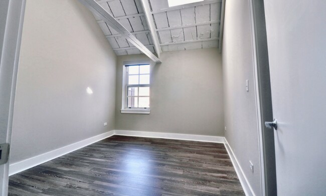 Building Photo - 4520 N Kenmore Ave