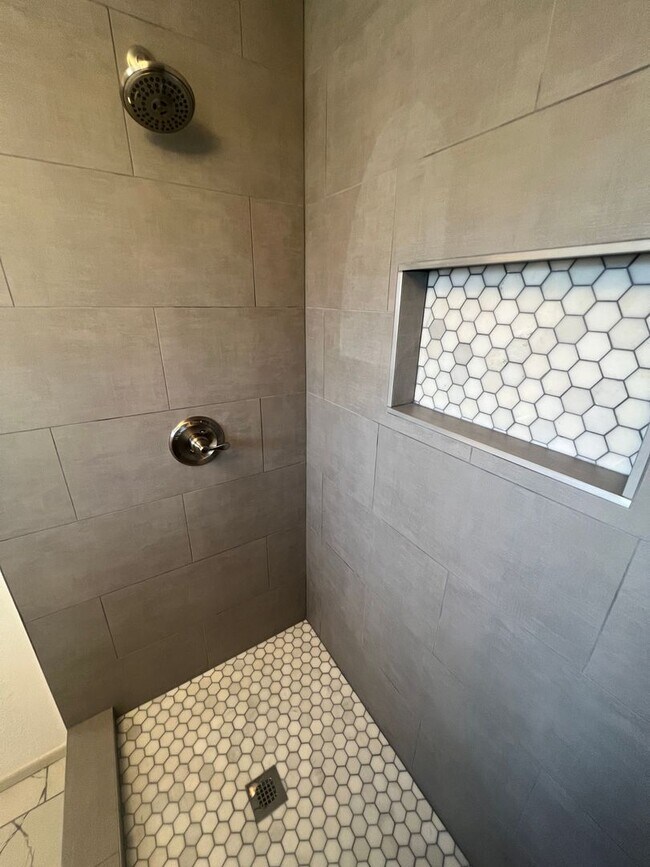 Foto del edificio - Pre Leasing for Fall 2026! Remodeled 3/2 near LCU!