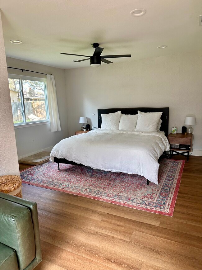 Foto del edificio - 7806 Woodcroft Dr