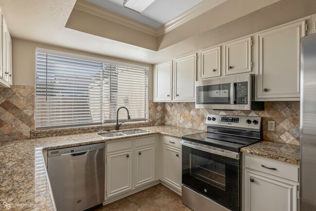 Building Photo - 10036 Artesia Dr