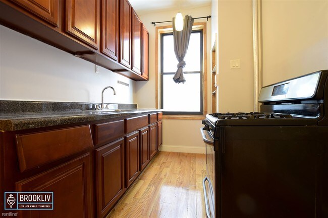 Building Photo - 1 br, 1 bath Apartment - 526 Flatbush Ave 1A