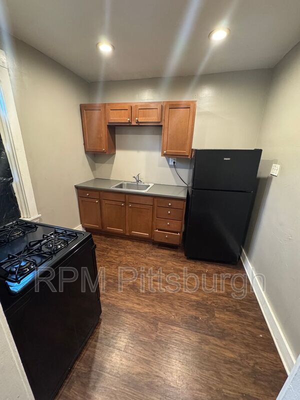Foto del edificio - 311-313 W Burgess St