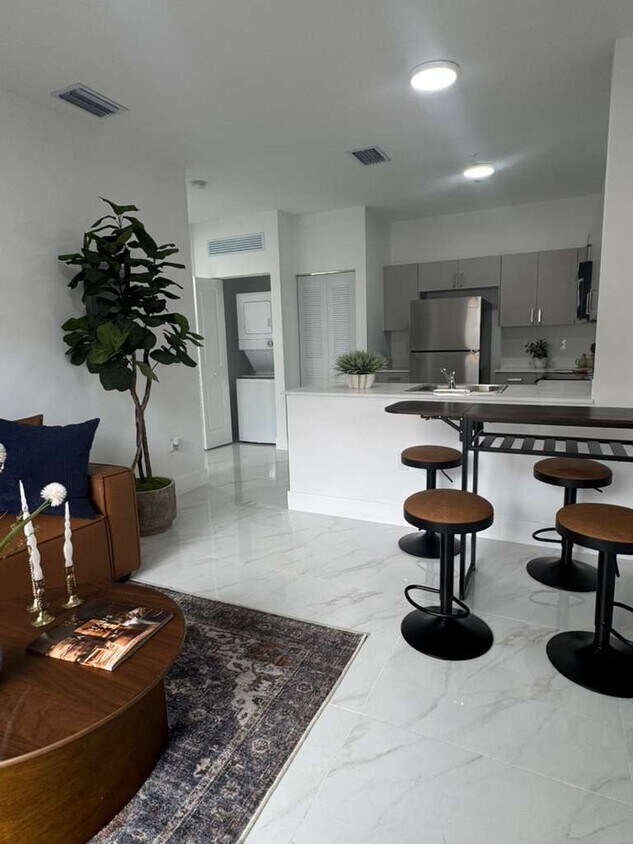 Foto principal - 1042 W 66th St