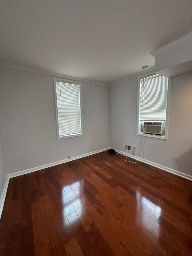 Building Photo - 2333 Catharine St
