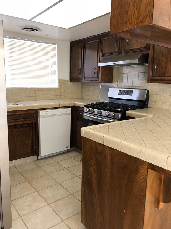 Foto del edificio - AVAILABLE NOW!!