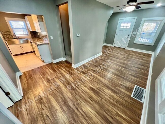 Foto del edificio - MOVE IN SPECIAL!! Updated 4 Bed 3 Bath Home in KCMO-Available NOW!! MOVE IN SPECIAL $200 OFF 2nd ...