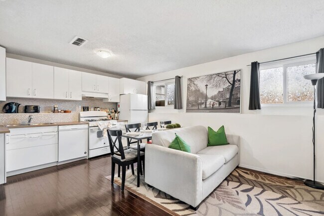 Photo du bâtiment - 64 Riverbirch Rd SE