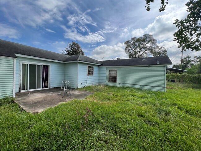 Foto del edificio - 5942 Ridgeway Dr