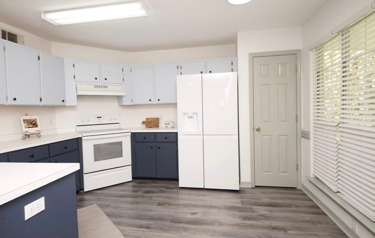 Building Photo - 10 2nd St