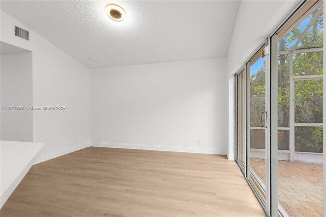 Foto del edificio - 1525 Seabay Rd