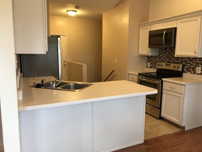 Foto del edificio - 745 Forest Green Dr