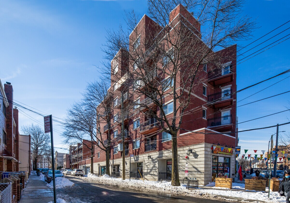 Foto principal - 28-22 Astoria Blvd