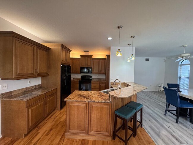 Foto del edificio - Annual Unfurnished 4-bedroom, 2.5-bath single family home