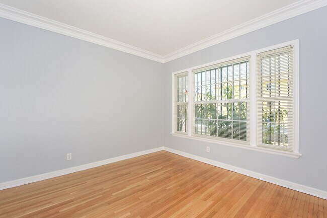 Building Photo - 1186 N New Hampshire Ave
