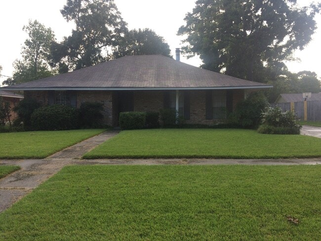 LIVE AT BLUEBONNET AND I-10 WITH BIG YARD! - LIVE AT BLUEBONNET AND I-10 WITH BIG YARD! House
