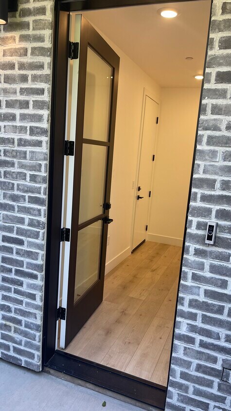 Primary Photo - 1012 Uptown Aly