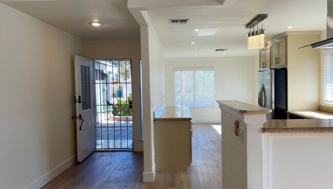 Foto del edificio - NO HOA!!!  Single Story Home with 4 Bedrooms - Remodeled! Beautiful Backyard! Extra Storage Space...