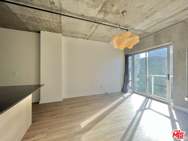 Foto del edificio - 645 W 9th St