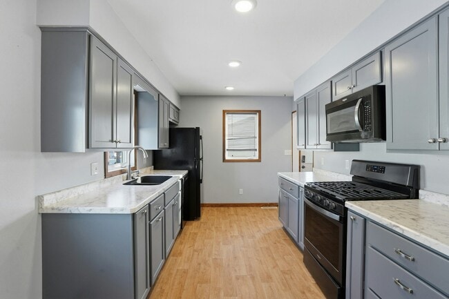 Building Photo - 617 5th St SE