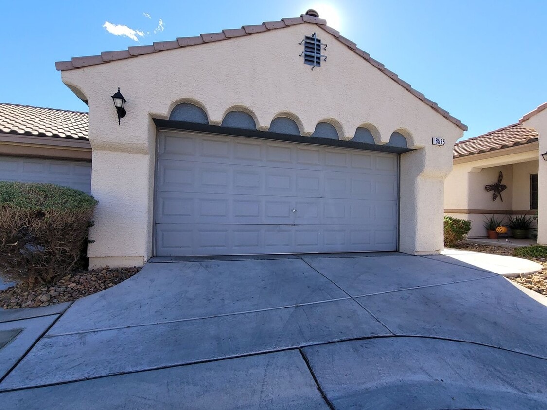 Foto principal - Beautiful Single Story Town Home in Mountains Edge Community