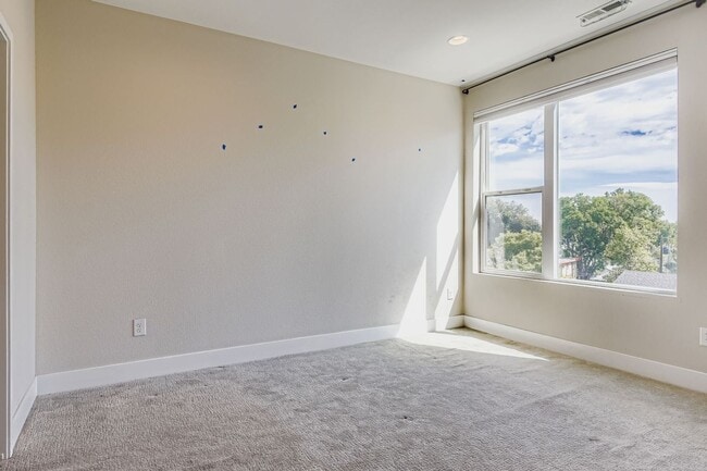 Building Photo - Luxury 3 bed, 3.5 bath Townhome Blocks fro...