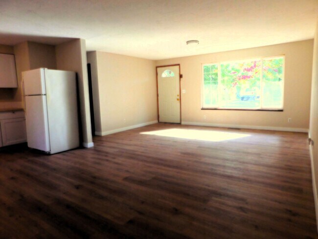 Building Photo - Beautiful 4 Bedroom, 1-1/2 Bathroom Home W...