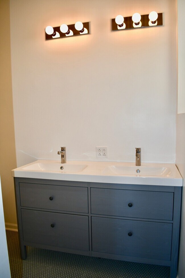 Foto del edificio - 867 E Pershing Rd