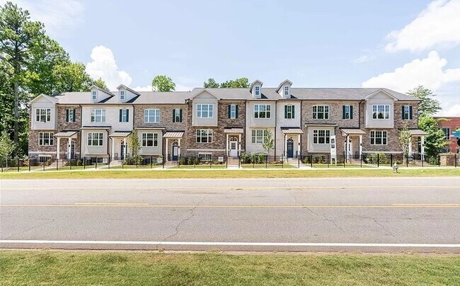 Building Photo - Best location in heart of Roswell