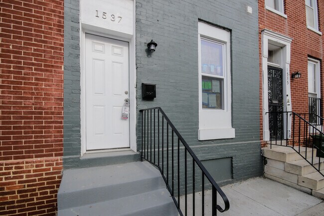 Building Photo - 1537 Argyle Ave