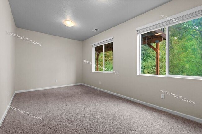 Foto del edificio - Modern 3-Bedroom Home with Spacious Bonus Room in Desirable Happy Valley!