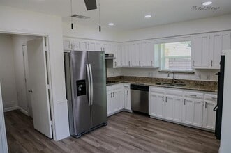 Building Photo - 2122 Teakwood Ln