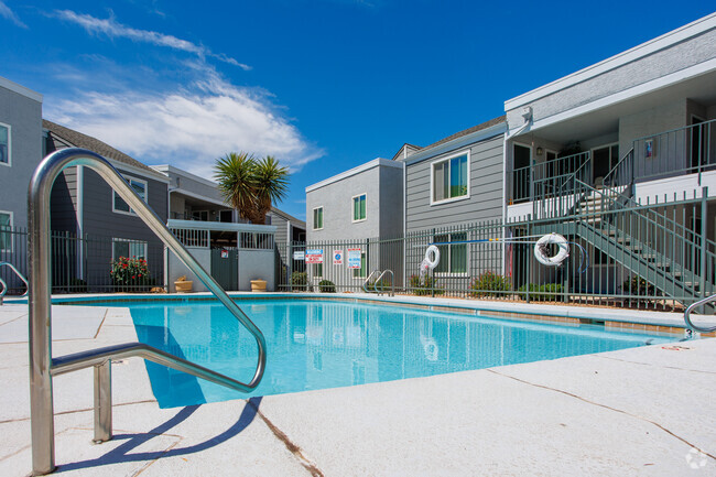 Swimming Pool - Villa Serena Apartments