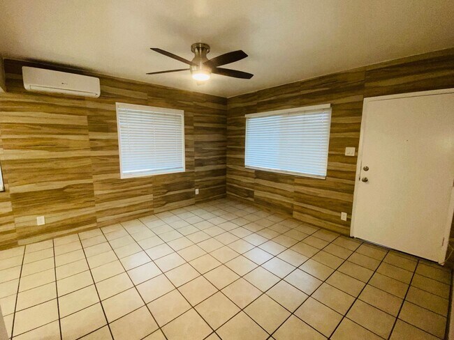 Foto del edificio - E Washington Ave Triplex