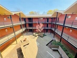 Building Photo - 250 Little St