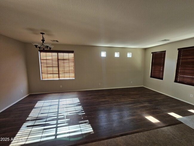 Foto del edificio - 1867 S Seton Ave